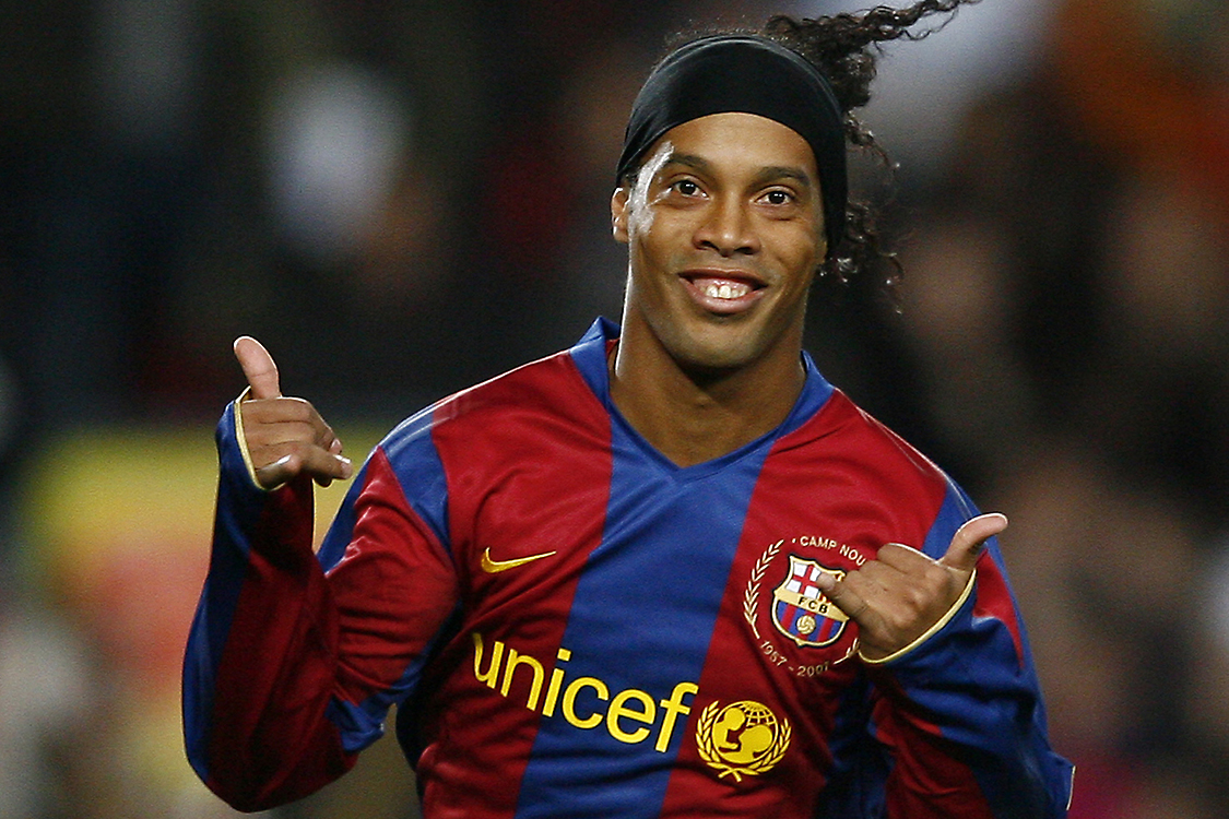 Ronaldinho Gaúcho dá show em jogo de lendas de Barcelona e Real Madrid