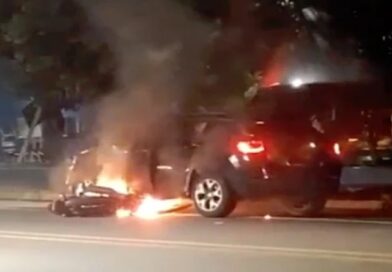 Veículo e motocicleta pegam fogo após grave colisão em Altos; vídeo