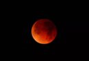 Eclipse deixa a Lua avermelhada e encanta observadores na madrugada desta segunda-feira
