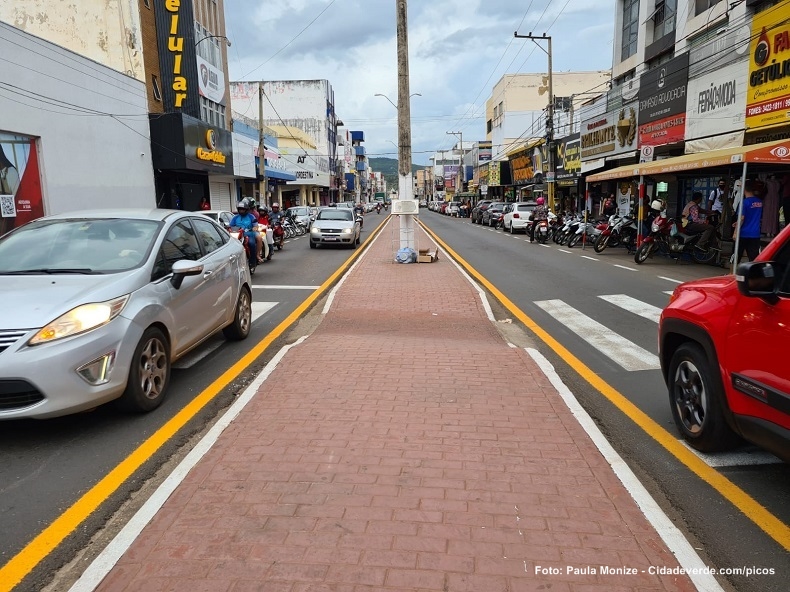 Picos: Avenida Getúlio Vargas recebe sinalização horizontal e vertical ...