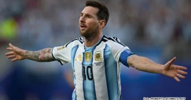 Messi faz três gols em estreia e iguala Klose na artilharia das Copas