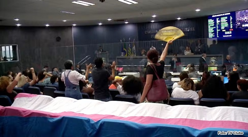 Projeto que proíbe mulheres trans de usar banheiros femininos é aprovado em 1ª votação pela Câmara de Teresina