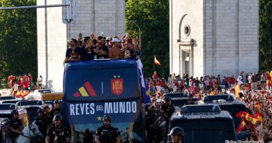 Desfile com taça da Copa e shows: a festa da Espanha na volta a Madri