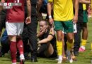 Árbitra tenta separar briga, é derrubada e precisa ser substituída