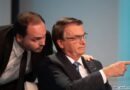 Após visitar o pai, Carlos afirma que Bolsonaro está ciente de tudo