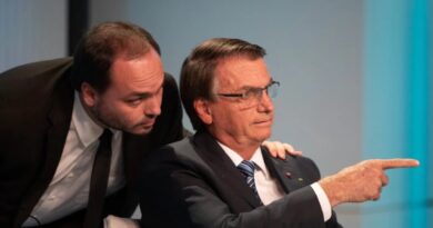 Após visitar o pai, Carlos afirma que Bolsonaro está ciente de tudo