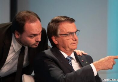 Após visitar o pai, Carlos afirma que Bolsonaro está ciente de tudo