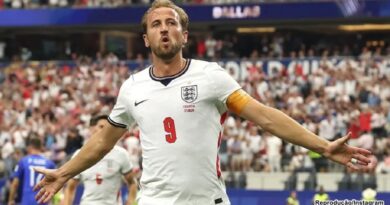 Com um a menos, Inglaterra segura a pressão mexicana no segundo e avança às quartas