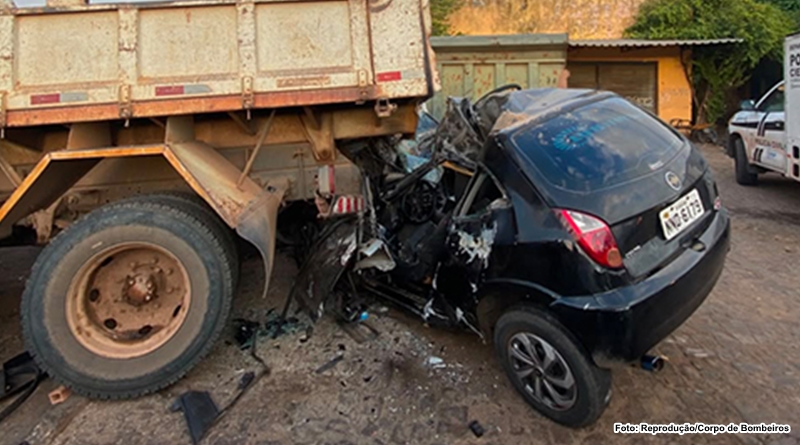 Motorista morre após bater carro na traseira de caminhão estacionado em Teresina