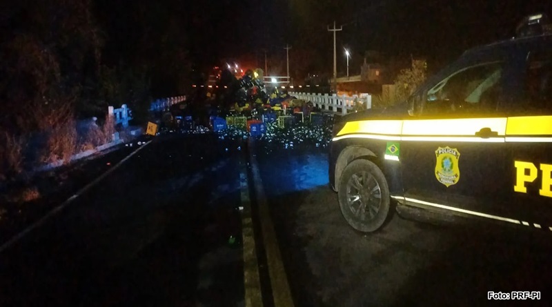 Acidente entre caminhão e carreta seguido de tombamento interdita trecho da BR-316 em Francisco Macêdo