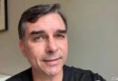Flávio Bolsonaro critica operação da PF contra o pai e fala em “cortina de fumaça”