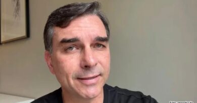 Flávio Bolsonaro critica operação da PF contra o pai e fala em “cortina de fumaça”